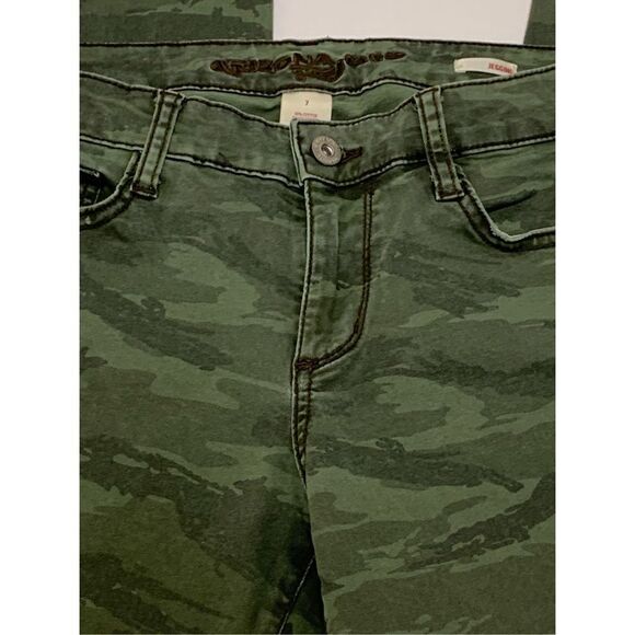 Arizona camo jegging, distressed, jean size 7 juniors ￼ - Picture 2 of 7